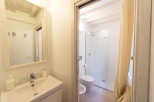 贝加莫Academia Resort的一间带水槽、卫生间和镜子的浴室