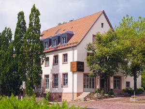 JohannesbergAuberge de Temple的白色房子,有橙色屋顶