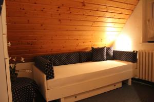 诺德奈Haus Kleemann的木墙客房的一张床位