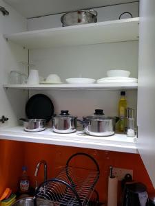 伦敦橡树屋公寓的上面有锅碗瓢盆的厨房架子