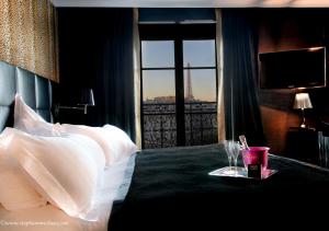 巴黎巴黎艾菲尔铁塔之旅第一酒店的一间市景卧室,配有一张床