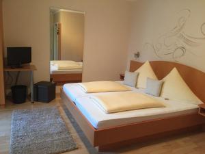 因戈尔施塔特瓦格纳宾馆 的一间卧室配有一张大床和电视