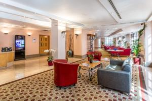 伦敦世界华盛顿梅菲尔酒店的大堂配有沙发、椅子和桌子