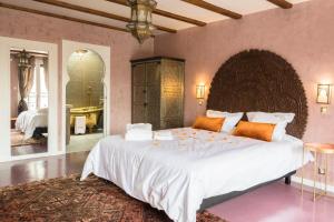 Riad SPA "Les Portes de l'Orient" TOURS客房内的一张或多张床位