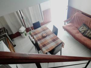 圣安娜Escape a la Naturaleza的客厅配有桌子和沙发