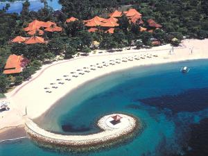 努沙杜瓦Bali Tropic Resort & Spa - CHSE Certified的享有海滩空中美景和度假胜地