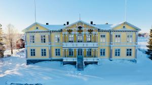 卡利克斯Filipsborg, the Arctic Mansion的一座大黄色房子,地面上积雪