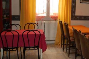 索恩河畔沙隆雅克拜斯酒店的一间用餐室,配有红色的桌子和椅子