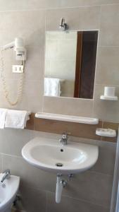 维博瓦伦蒂亚Affittacamere Diavin的浴室设有白色水槽和镜子