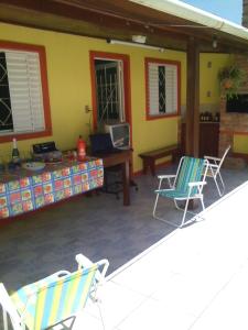 圣加布里埃尔Pousada Cabral的庭院配有两把椅子、一张桌子和一张书桌