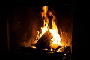 霍尔斯加普Marwood Villas的壁炉里的火,火中燃烧