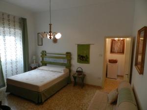 塔维亚诺Casa Corte con Terrazza的一间卧室配有一张床和一张沙发