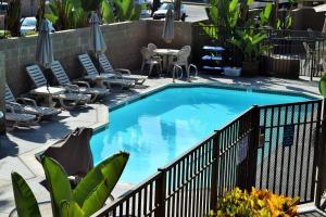 奥欣赛德Multi Resorts at Aquamarine Villas的一个带椅子和围栏的大型游泳池