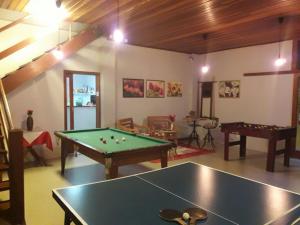 维奥康德马奥Pousada Sol Nascente的一间房间,配有乒乓球桌
