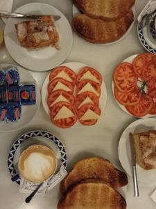卡斯特罗卡尔德拉斯卡尔德拉斯之家酒店的一张满是各种面包和西红柿的桌子
