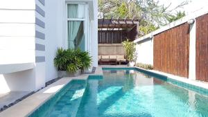 盼武里帕克那普兰两卧室泳池别墅的一座房子后院的游泳池