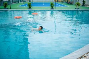 Tuyên Quang图岩况芒坦格兰德酒店的在游泳池游泳的人