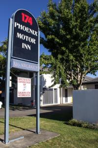 布伦海姆ASURE Phoenix Motor Inn的房屋前光子发动机旅馆标志