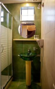纳夫普利翁格里马尼旅馆的绿色浴室设有水槽和镜子
