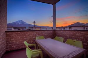 富士河口湖富士山别墅的山景阳台上的桌椅