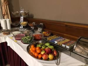 帕尔杜比采兹拉塔斯提卡酒店的一张带一大堆食物的自助餐桌