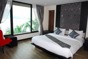 北碧蒙萨尼桂河Spa度假酒店的一间卧室设有一张大床和一个大窗户