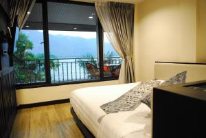 北碧蒙萨尼桂河Spa度假酒店的一间卧室设有一张床和一个大窗户
