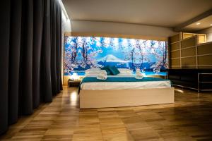 Caramagna PiemonteHotel Terre Dei Salici的一间卧室设有一张大床和大窗户