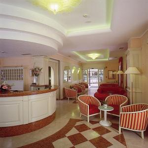 阿科奥利沃酒店的客厅配有红色的沙发和椅子