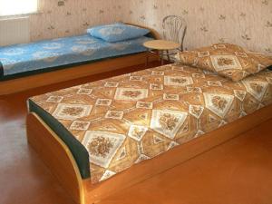Kaunata信天翁旅馆的一张床上的被子