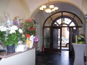 WeißenstadtGarni Hotel Post的门旁的柜台上放着鲜花的房间