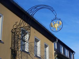 WeißenstadtGarni Hotel Post的建筑物的侧面挂着标志