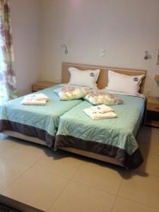 克拉默特TETYK Keramoti Hotel Apartments的一间卧室配有一张床,上面有两条毛巾
