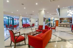 贝尔迪比Hotel Sumela Garden - All Inclusive的大楼内带红色桌椅的大堂