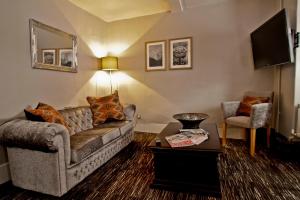 大邓莫伦敦萨罗森海德酒店 的客厅配有沙发和桌子