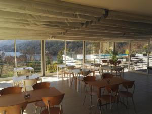 吉尔斯格雷斯拉戈亚阿苏尔酒店的餐厅设有桌椅和窗户。