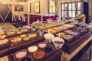 因德日赫城堡Hotel Florian Palace的包含多种不同食物的自助餐