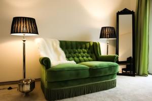 菲尔恩海姆Kant-Haus的客厅里绿沙发,配有两盏灯