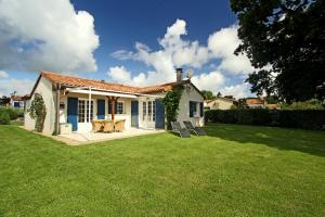 Les ForgesFranceComfort - L'Aveneau Vieille Vigne的一座带草地庭院的白色小房子