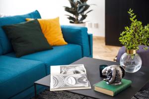 布拉格Lazenska N4 Residence的客厅配有蓝色的沙发和桌子