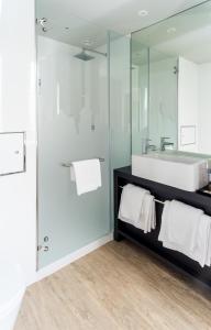 里斯本里斯本机场星辰酒店的一间带水槽和镜子的浴室