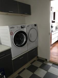 努克努克酒店 - 纳诺克别墅的厨房配有洗衣机和烘干机。