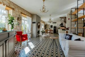 阿拉恰特Alaçatı Casa Bella +12的客厅配有白色沙发和红色椅子