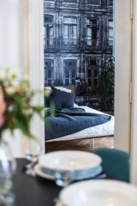布拉格Lazenska N4 Residence的镜子反射着房间里的床