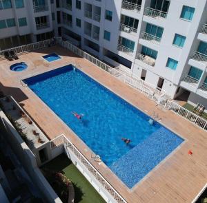 圣玛尔塔Apartamento Rodadero VICO的大楼前大型游泳池的顶部景色