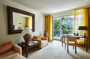 柏林Bernstein Hotel Villa Kastania的带沙发、书桌和镜子的客厅