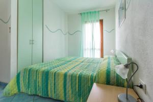 圣特雷莎加卢拉Residenza Lucia的一间卧室配有一张床、一盏灯和一面镜子