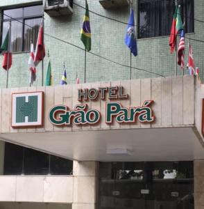 贝伦Hotel Grão Para的一座建筑上悬挂着一束旗帜的格兰帕拉玛酒店