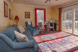 烟囱岩Broad River Inn的客厅配有沙发、椅子和桌子