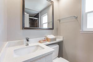 伯克利伯克利旅行者酒店的白色的浴室设有水槽和镜子
